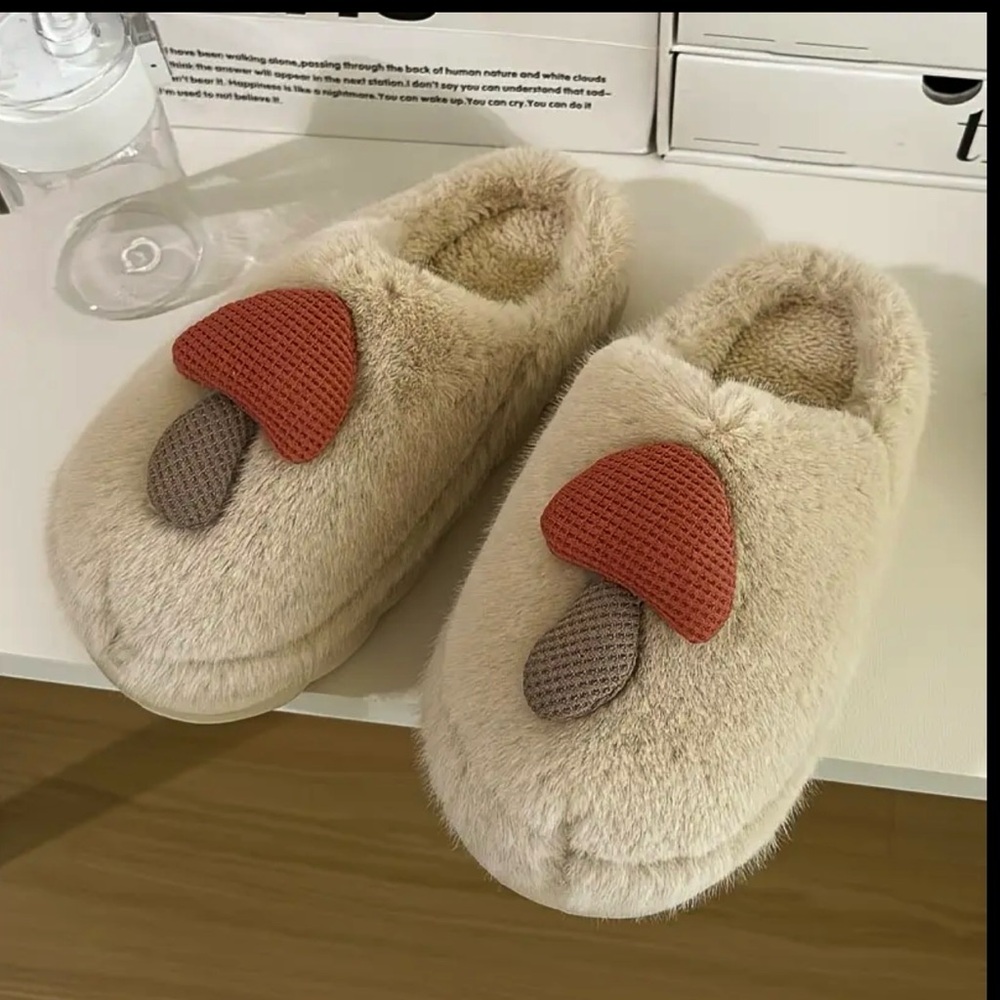 NEW Mushroom puffy appliqué fuzzy plush cream tan faux fur slippers size 7/8 - Picture 4 of 10